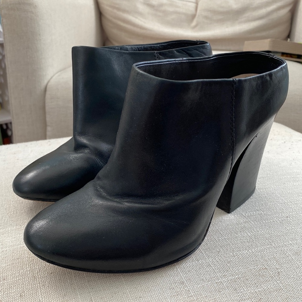 Pour La Victoire Black Heeled Mules